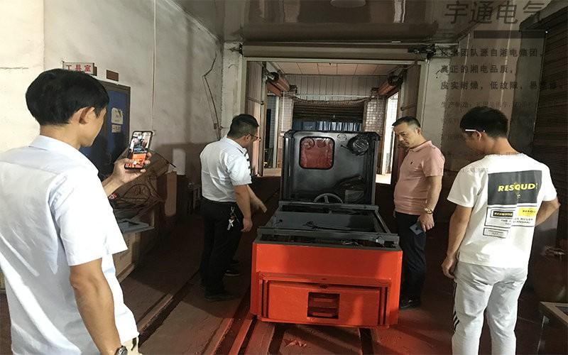 {“title”: “领导陪同客户参观生产车间，深入了解蓄电池电机车生产工艺”， “content”: “近日，公司领导陪同重要客户一行参观了生产车间，实地了解了蓄电池电机车等产品的生产流程和出厂检验环节。此次参观旨在增进客户对公司产品质量和技术实力的了解，深化双方合作信心。